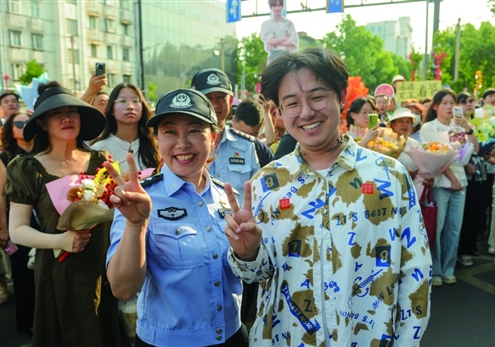 昨日,在济南中学考点,考试结束后,高考生们从容自信地走出考场,迎接他们的有亲友、老师的鼓掌和拥抱,还有新的人生起点 本版摄影 记者 赵天羿